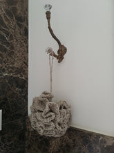 Carica l&#39;immagine nel visualizzatore di Gallery, Linen shower pouf
