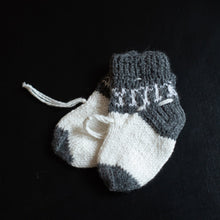 Carica l&#39;immagine nel visualizzatore di Gallery, Wool socks for babies
