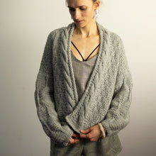 Lade das Bild in den Galerie-Viewer, Wool cardigan TEARDROP 4
